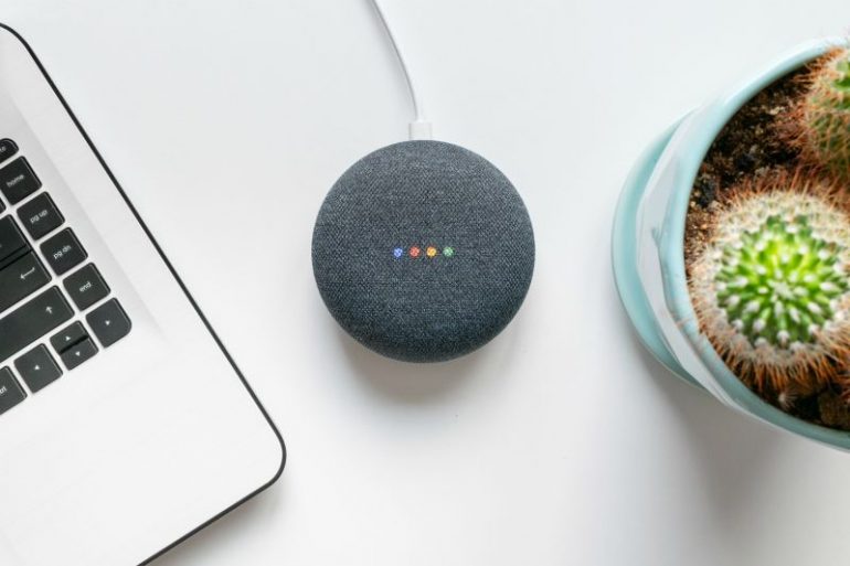 Foto van de Google smart speaker Google Home.