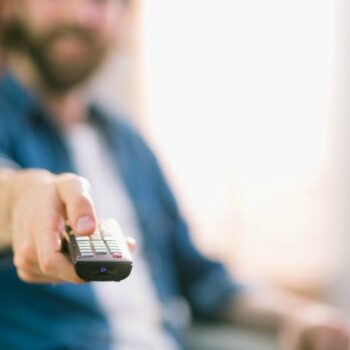 TV-content zet vaker aan tot online surfgedrag