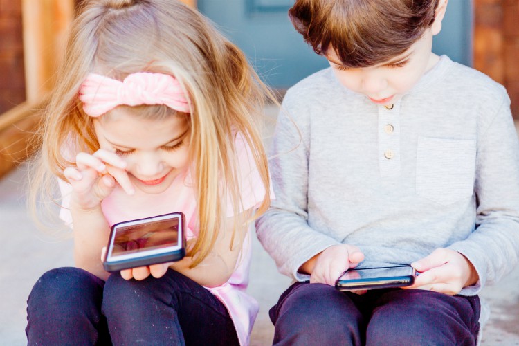 Foto van jonge kinderen op het internet die daar aan de wet kunnen ontsnappen.