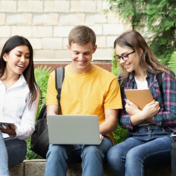 Jongeren zijn ook online minderjarig: hoe handhaven we de wet?