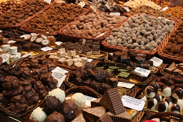 Heel veel verschillende bonbons in een winkel. 