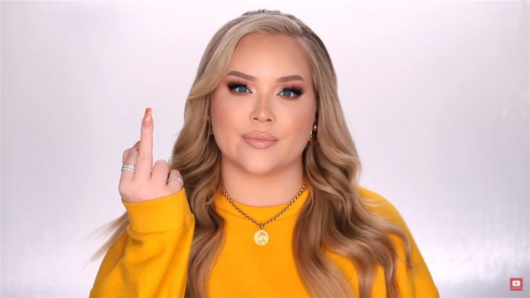YouTube-ster NikkieTutorials geeft haar chanteur de middelvinger.