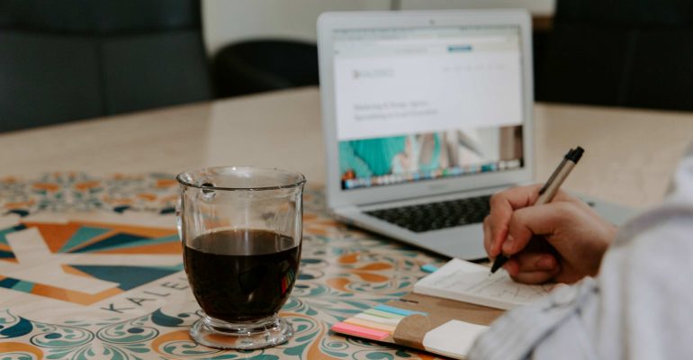 Iemand die titels voor zijn blog aan het schrijven is.