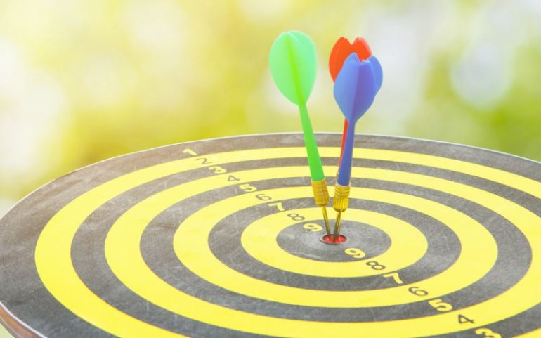 Dartpijlen illustreren het perfecte moment bij lead scoring