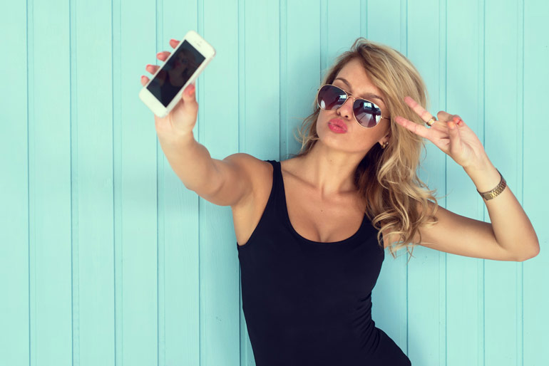 Instagram model maakt selfie.