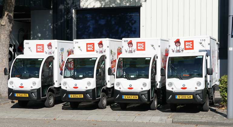 Bezorgwagens van Picnic.