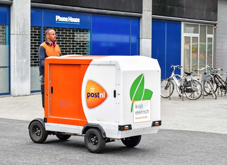 Post nl elektrische wagen in de binnenstad.