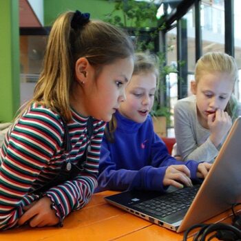 Kinderen van kinderopvang ‘Nummereen’ programmeren zelf een chatbot