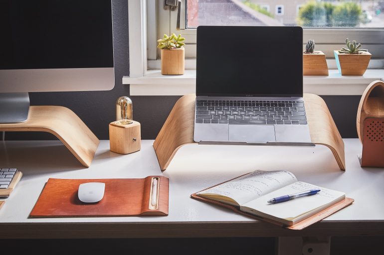 Voorbeeld van een efficiënt ingerichte werkplek in huis