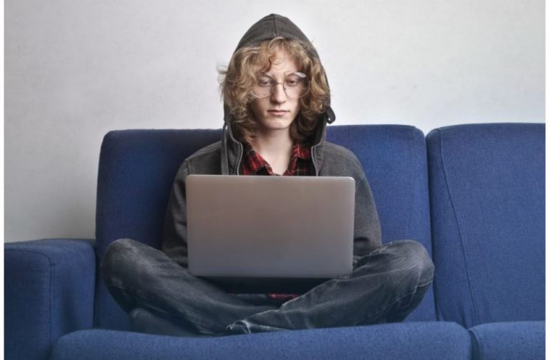 Foto van een jongen die aan digitaal samenwerken doet.
