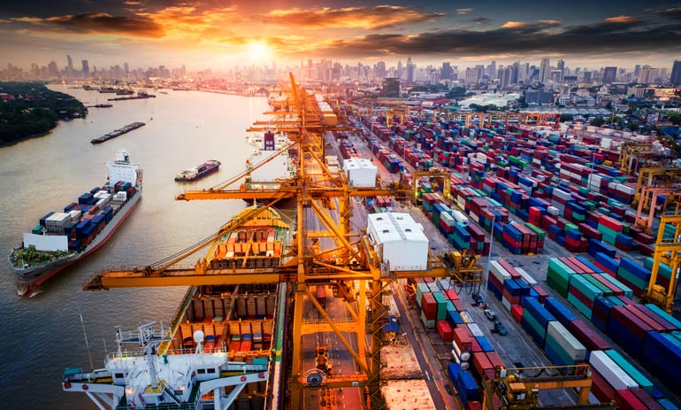 Een haven met schepen en containers.