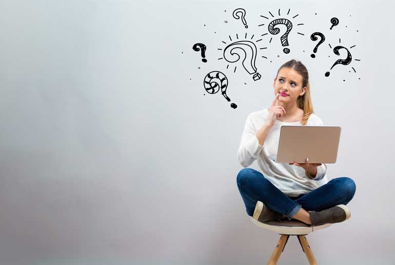 Vrouw met laptop vraagtekens.