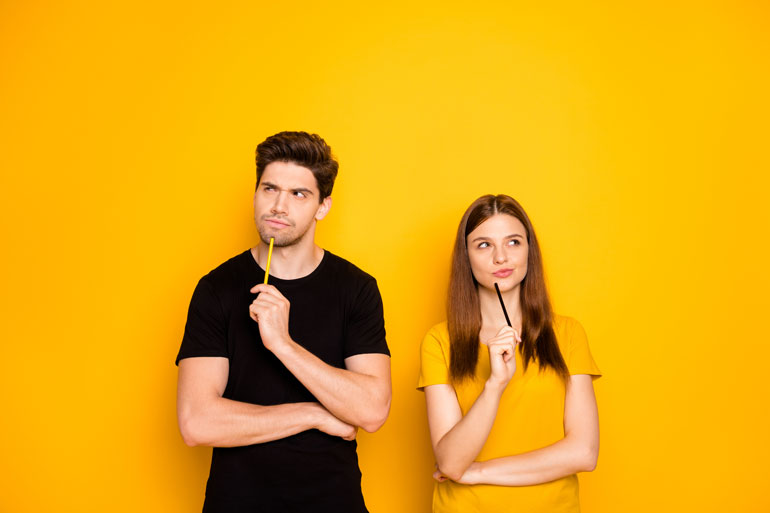 Man en vrouw denken na.