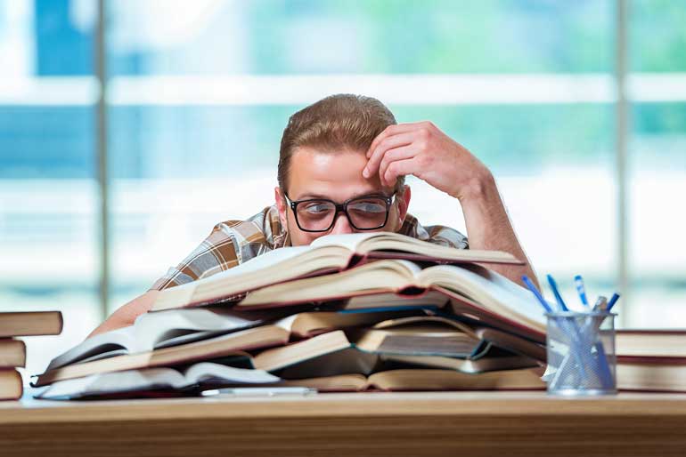 Student met een stapel boeken.