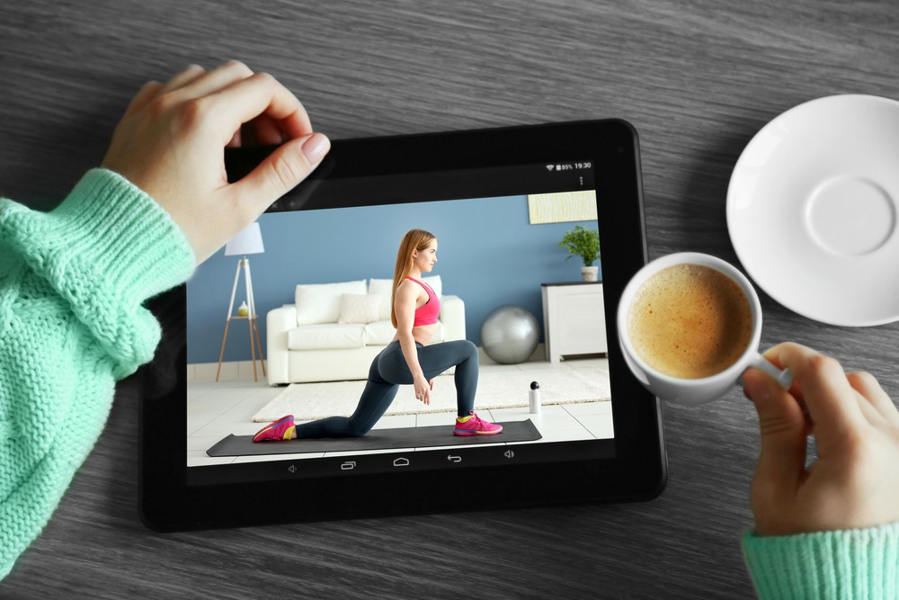 Iemand die naar een workout kijkt tijdens een online event.