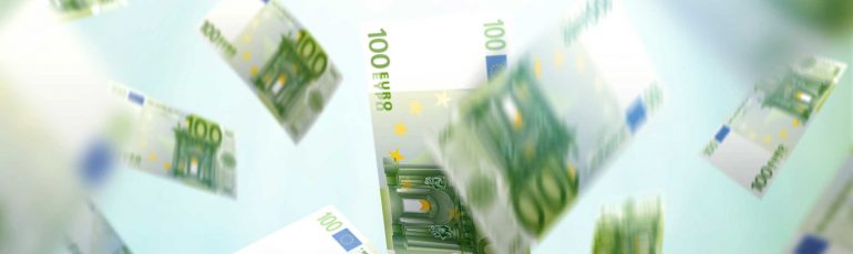 Eurobiljetten vallen door de lucht.