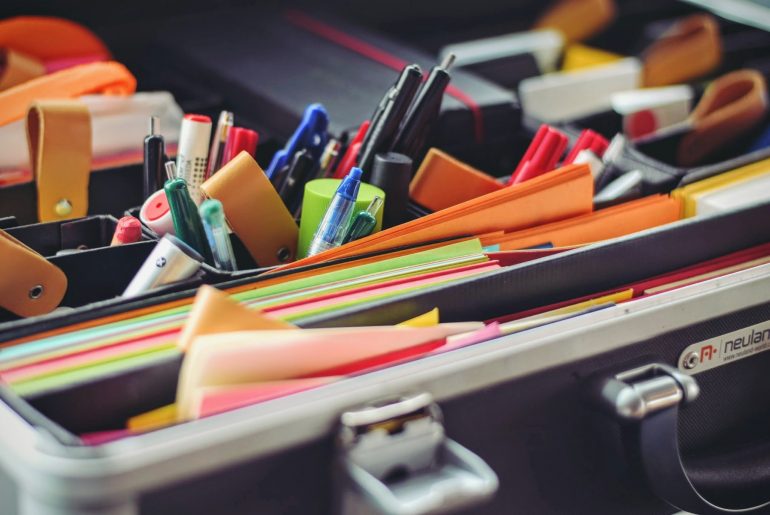 Foto van bak met post-its, pennen en andere attributen voor brainstorms