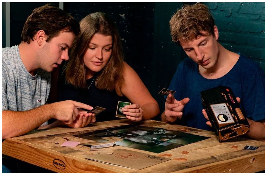 Mensen die een bordspel spelen.