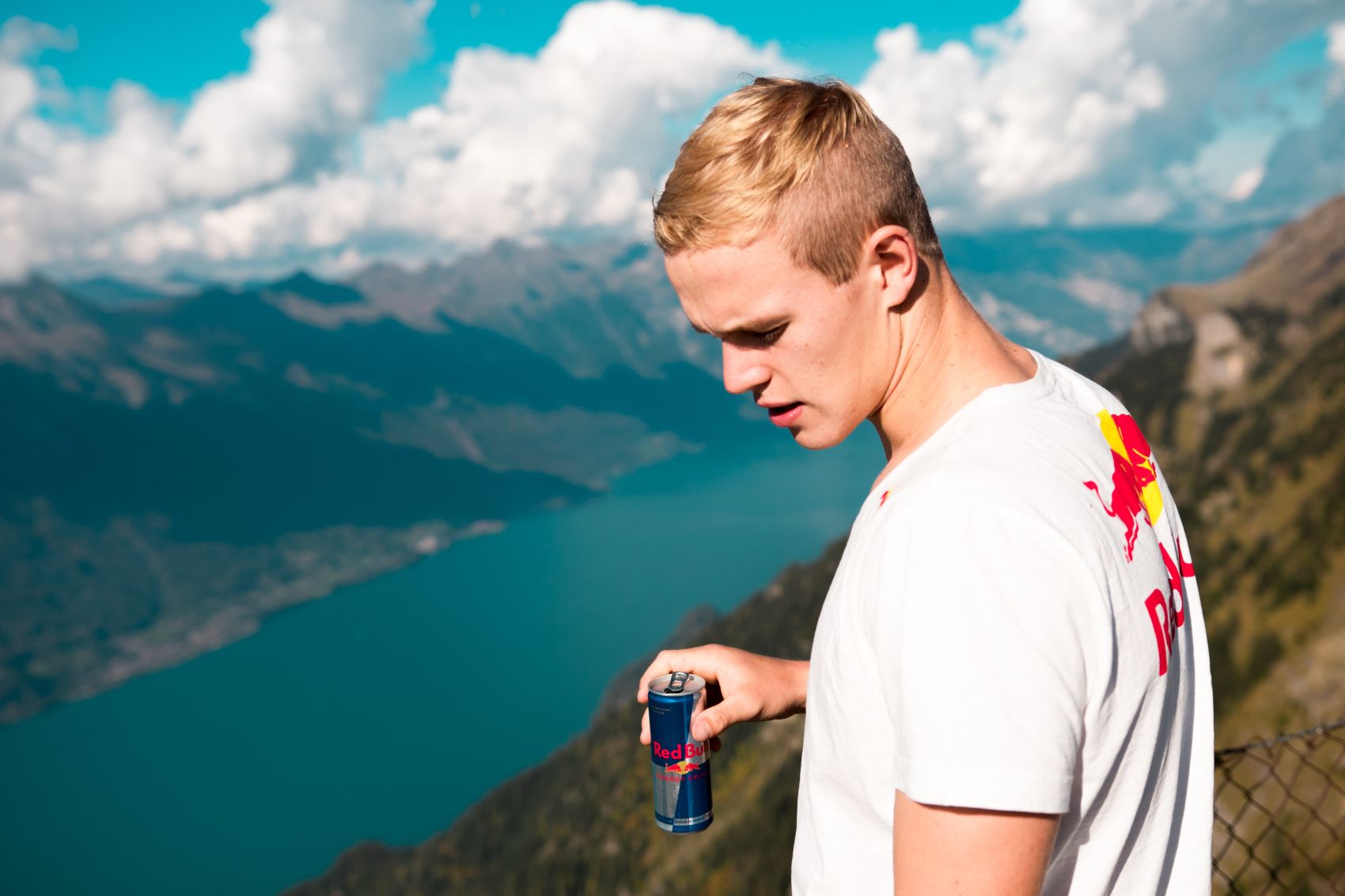 Jongen met blikje Redbull.