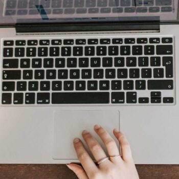 Hoe gaat thuiswerken bij een universiteit, ziekenhuis of communicatiebureau?