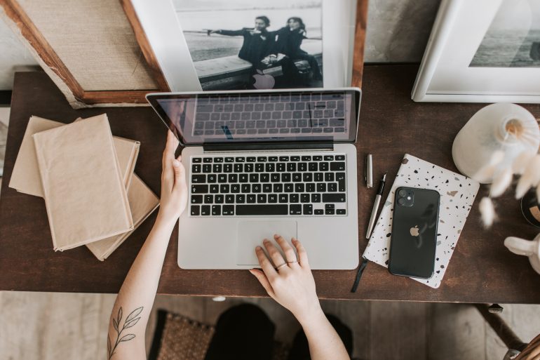 Foto van persoon met laptop.