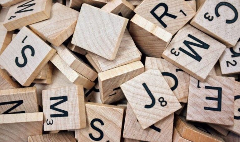 Verschillende letters van een spel scrabble.