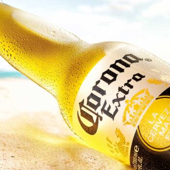 Wat denk jij: moet biermerk Corona van naam veranderen?