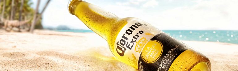 Corona bier op het strand.