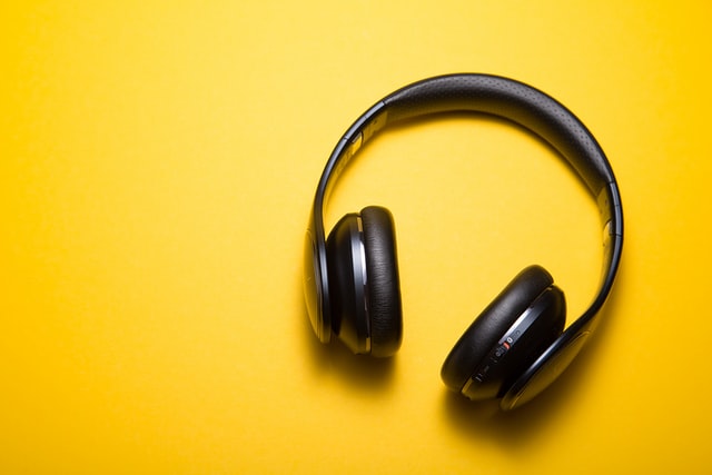 Een koptelefoon om naar een podcast te luisteren.