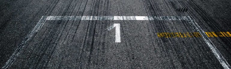 Foto van een weg met het nummer 1 erop.