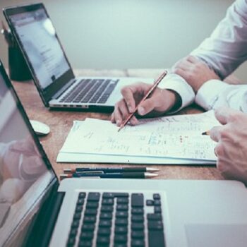 Aanhoudend krappe arbeidsmarkt zorgt bij 45 procent IT’ers voor (te) hoge werkdruk