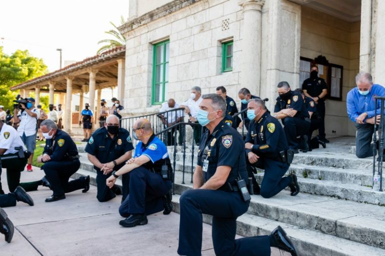 blm protest knie