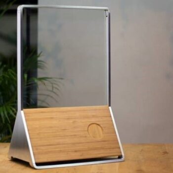 Studenten uit Delft winnen James Dyson Award 2020 met audiosysteem dat glas gebruikt om muziek te streamen