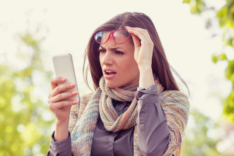 nepnieuws vrouw telefoon