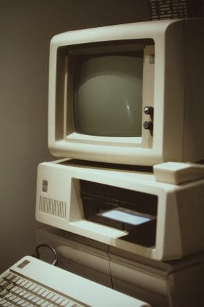 Foto van een oude Macintosh computer