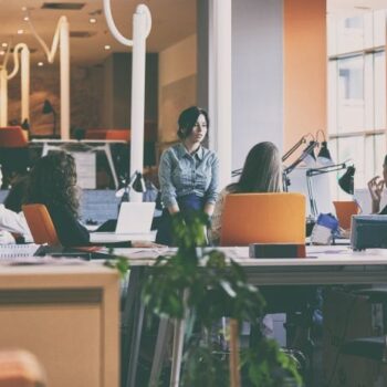 Onderzoek IAB Nederland toont aan: C-level meer dan ooit in spagaat