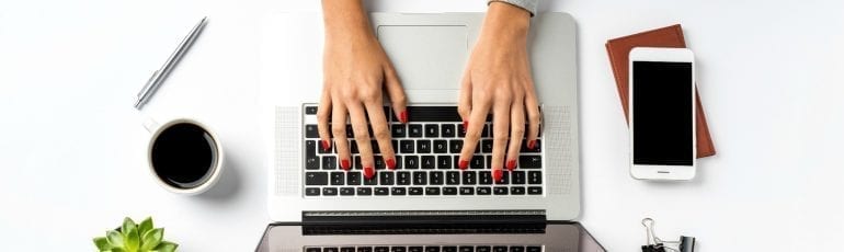 werkend op laptop