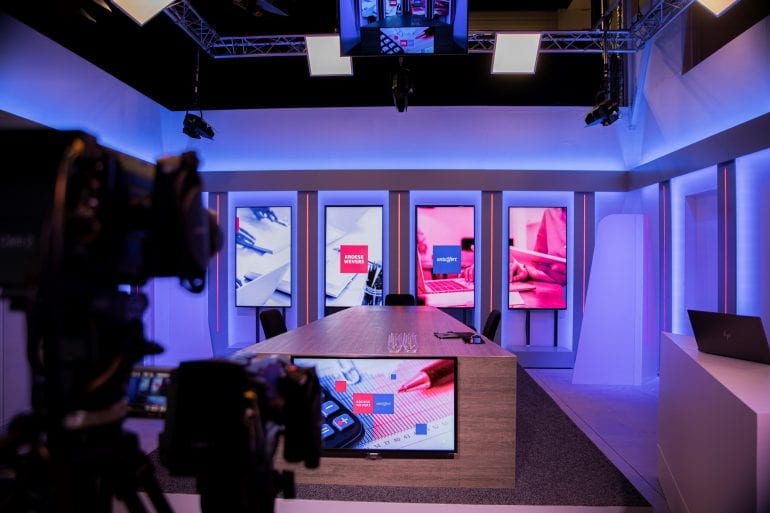 Voorbeeld van een studio (met branding) voor een webinar.
