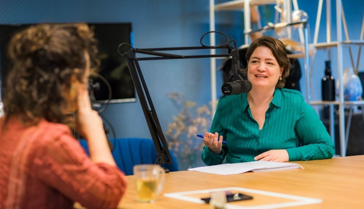 Twee personen in gesprek.