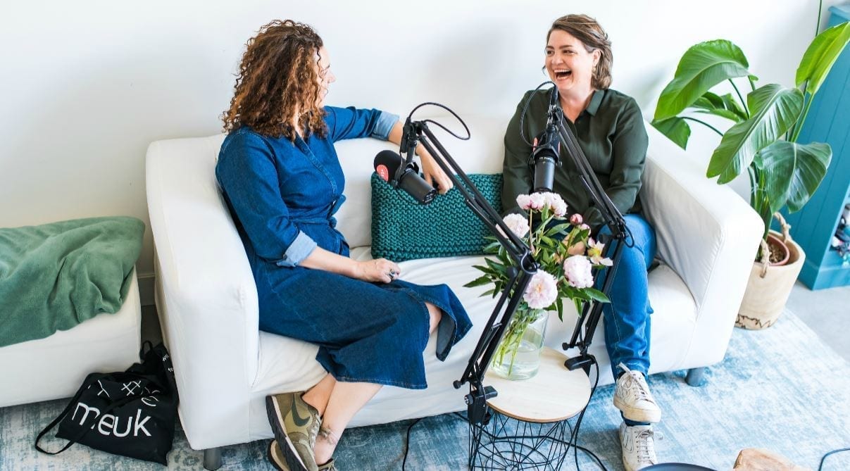 Twee mensen die aan het podcasten zijn.