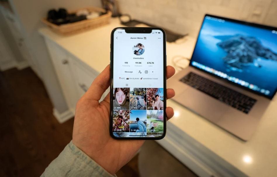 Afbeelding van iemand die op TikTok zit, een van de recruitmenttrends.