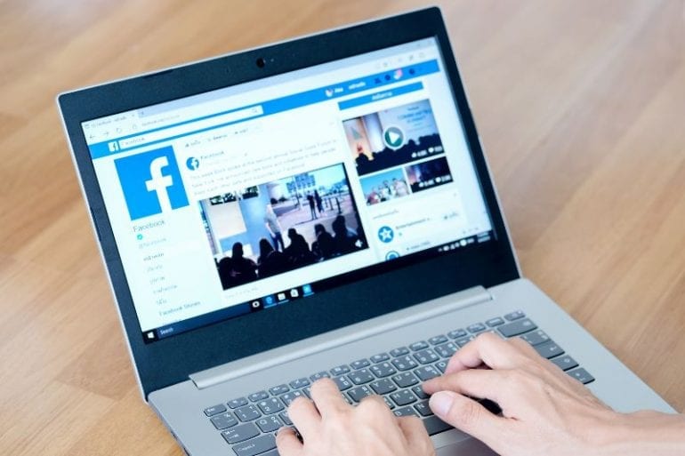 Facebook op laptop