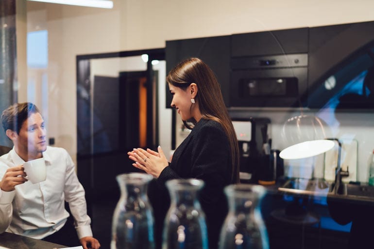 Koffie drinken en bijpraten met collega.