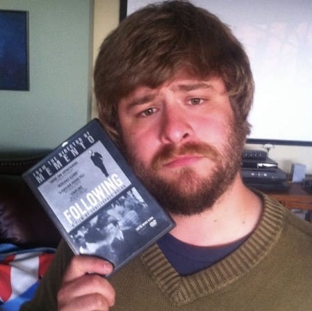 Foto van iemand met een boek.