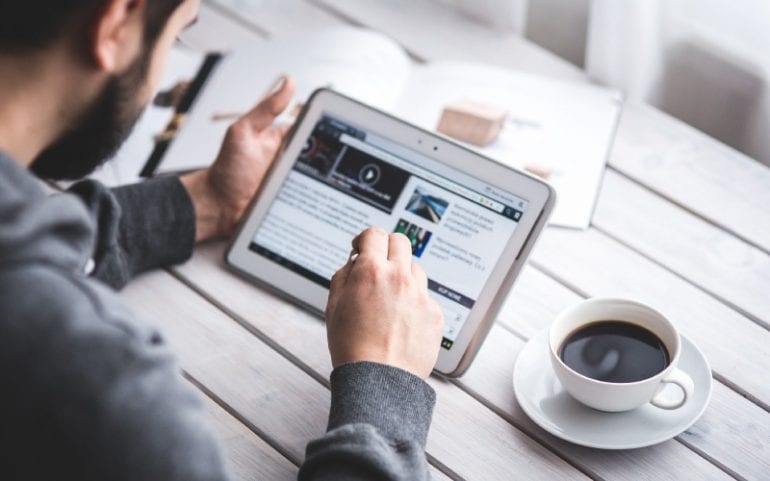 Man leest op tablet