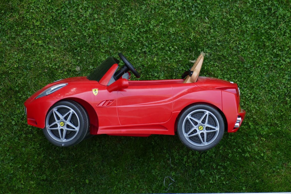 Een speelgoedauto van een Ferrari die staat voor een snelle website.
