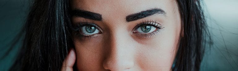 Ogen van een influencer marketing.