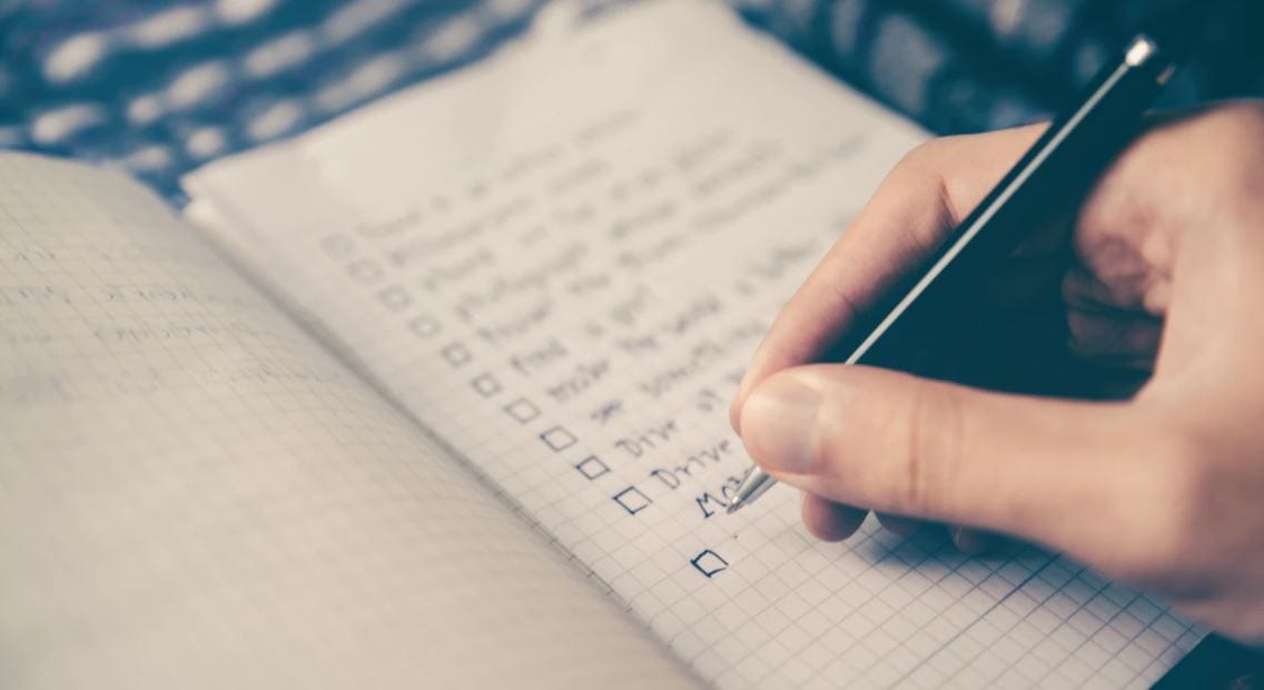 Iemand die een checklist bijwerkt.