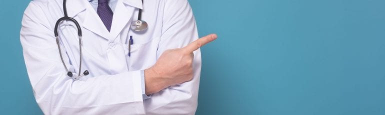 dokter wijst betuttelt wat verwijst naar betutteling.