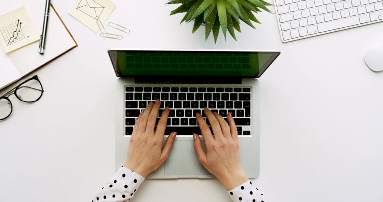 Schrijven op laptop.